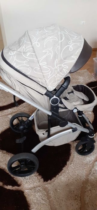 Детска количка подходяща за момче и за момиче.