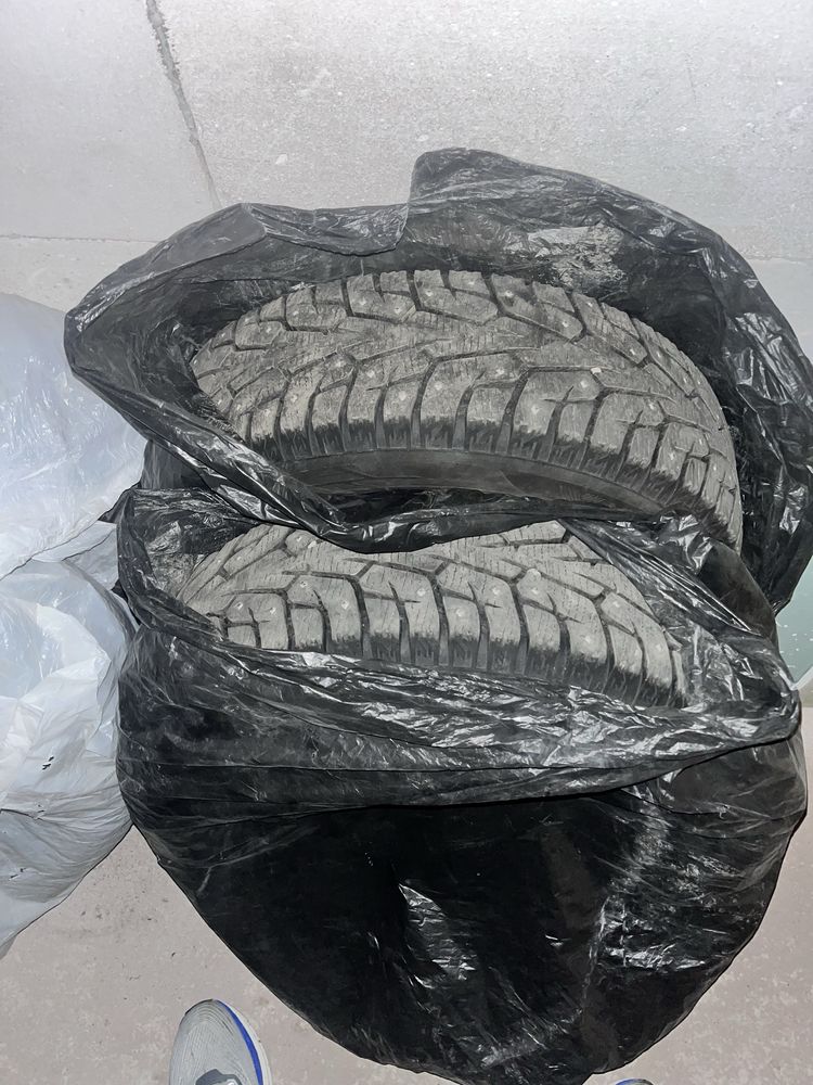Продам зимнею резину шипованую на 15