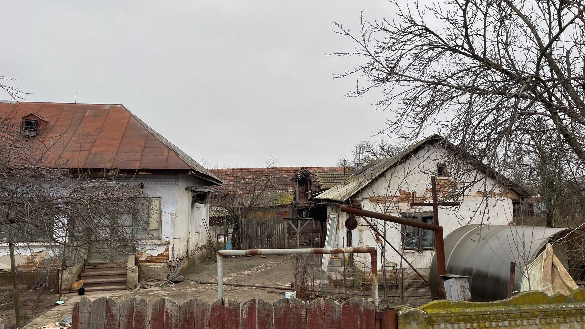 Casă bătrânească și teren