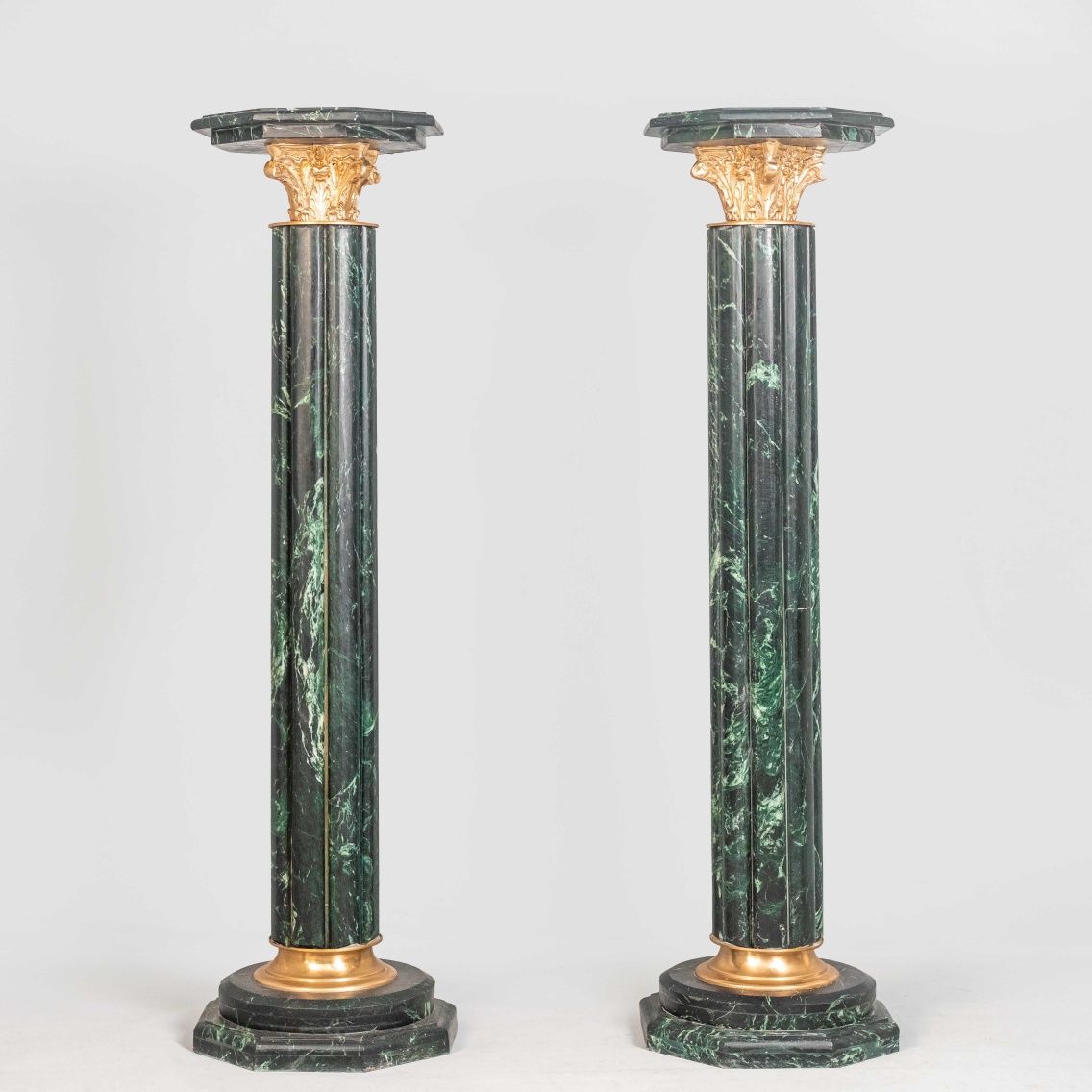 Парные колонны-пьедесталы в классическом стиле