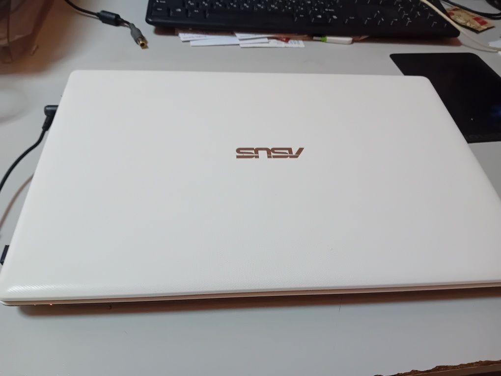 Лаптоп Acer x551m