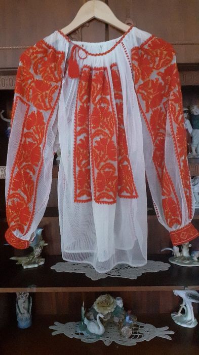 Costum popular vechi de peste 100 de ani