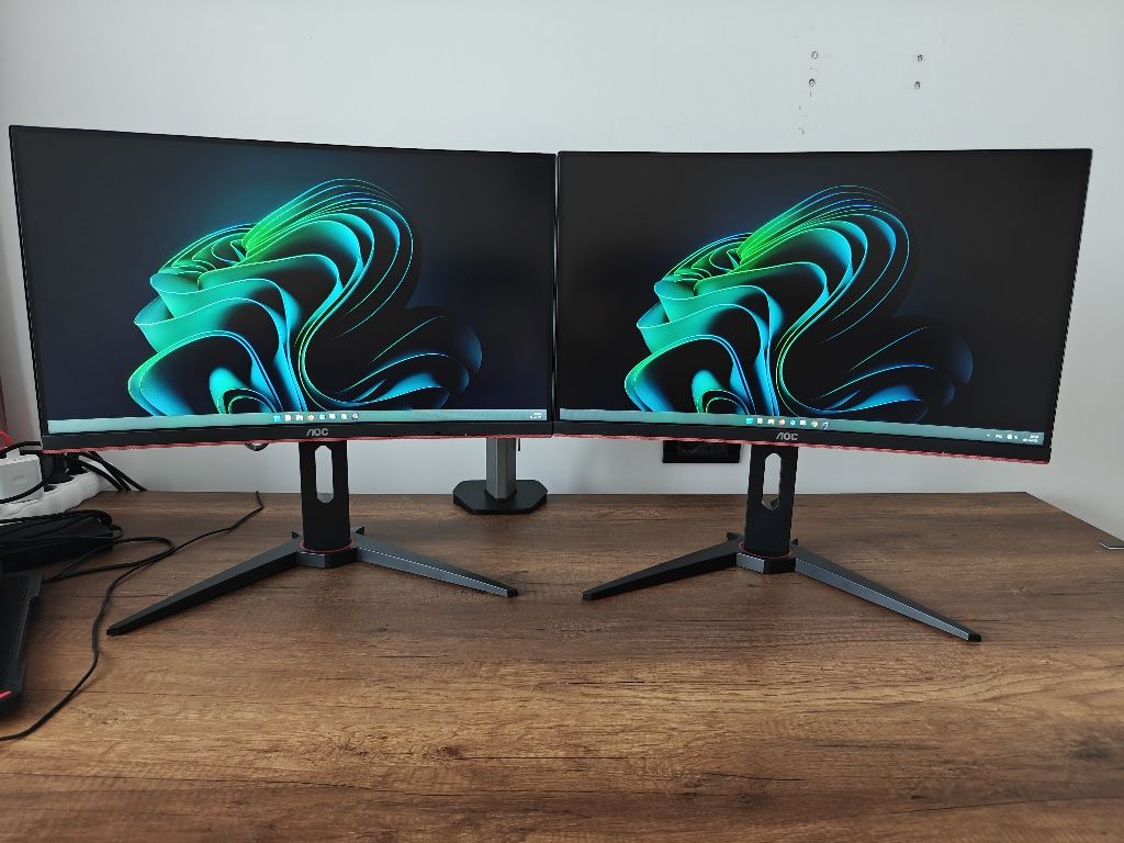 2 monitoare AOC gaming 144hz 24"