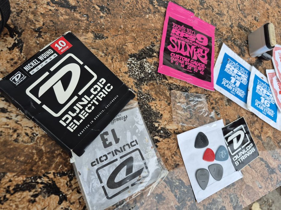 Vând accesorii pentru chitara, Dalop toate la pachet 


Atentie !!!

-