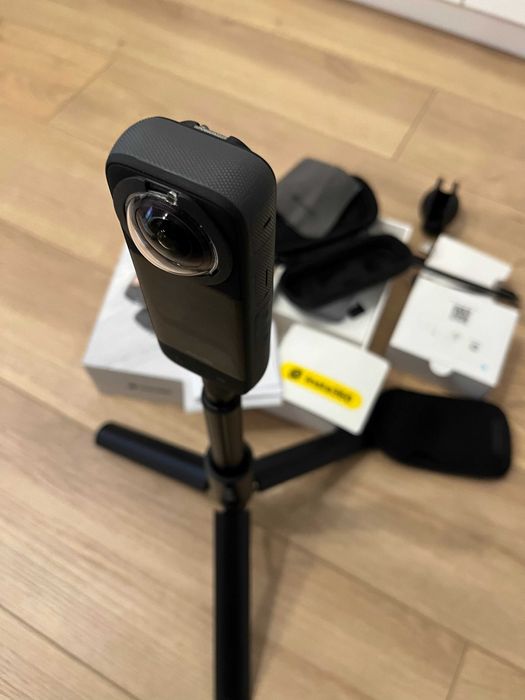 Екшън камера Insta360 x3 - гаранционна, като нова, с много аксесоари