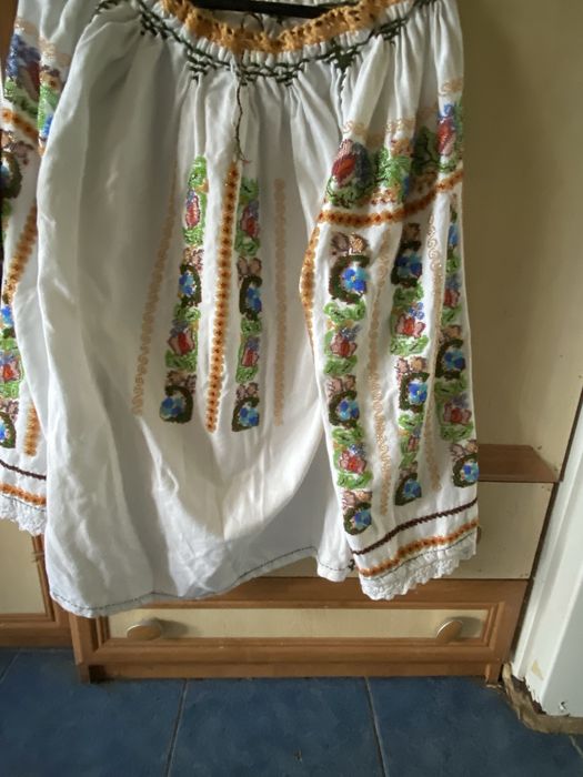 De vanzare camasi cusute cu margele