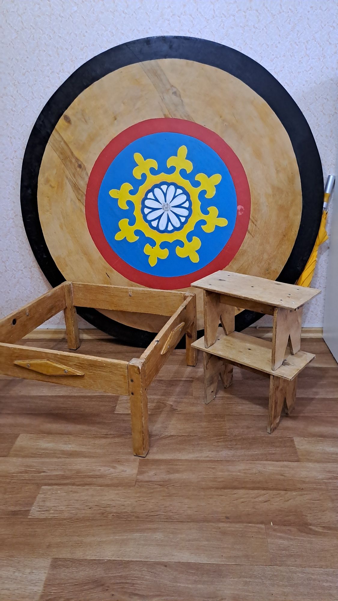 Деревянный, круглый стол
