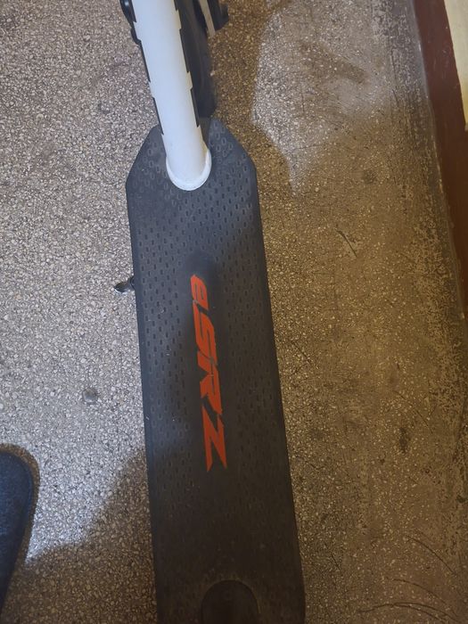 Trotinetă electrica aprilia