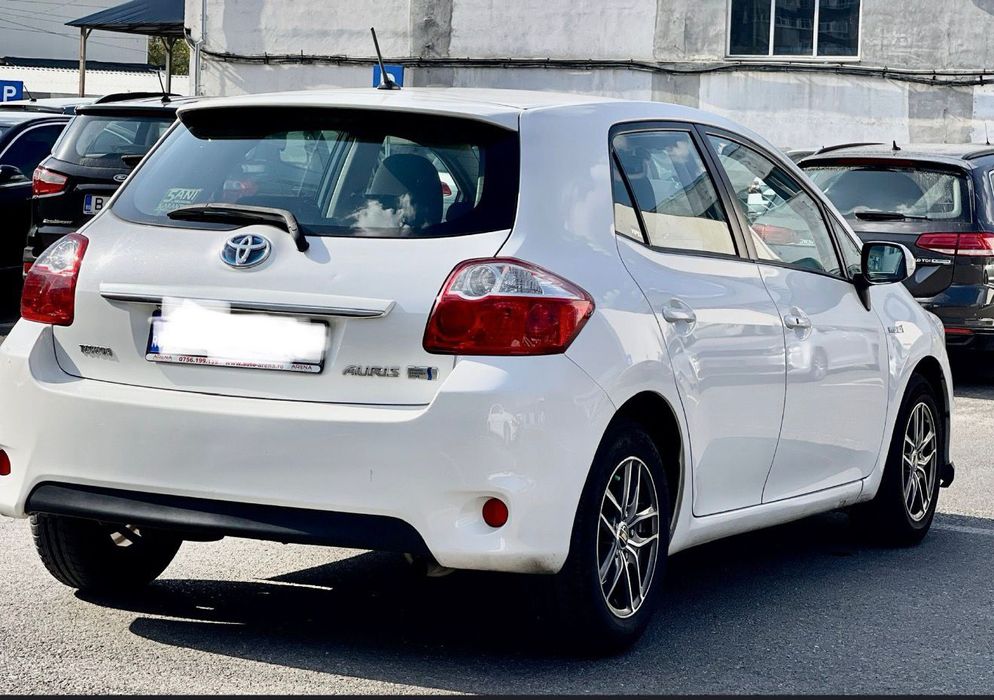 Vând Toyota Auris hybrid 2011
