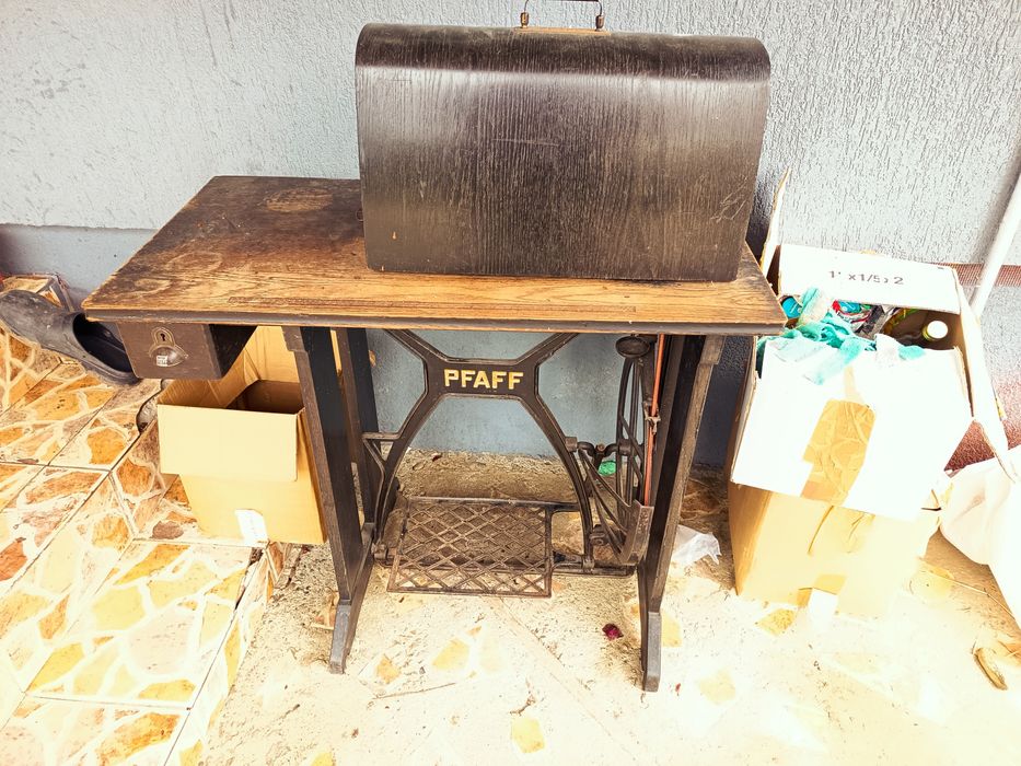 Mașină de cusut model PFAFF 103
