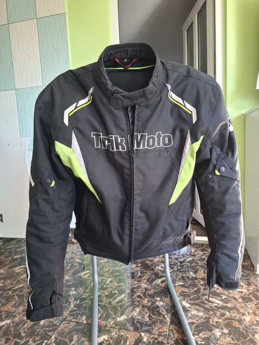 Vand casca si geaca pentru motor in stare foarte buna