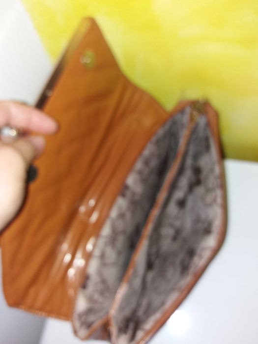 Gentuta dama din lac cu lanț