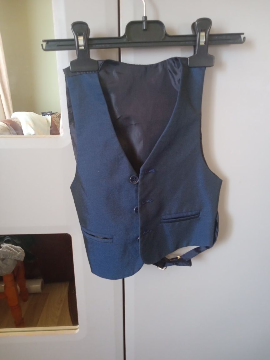 Vând costum copii  3 piese -nr 104