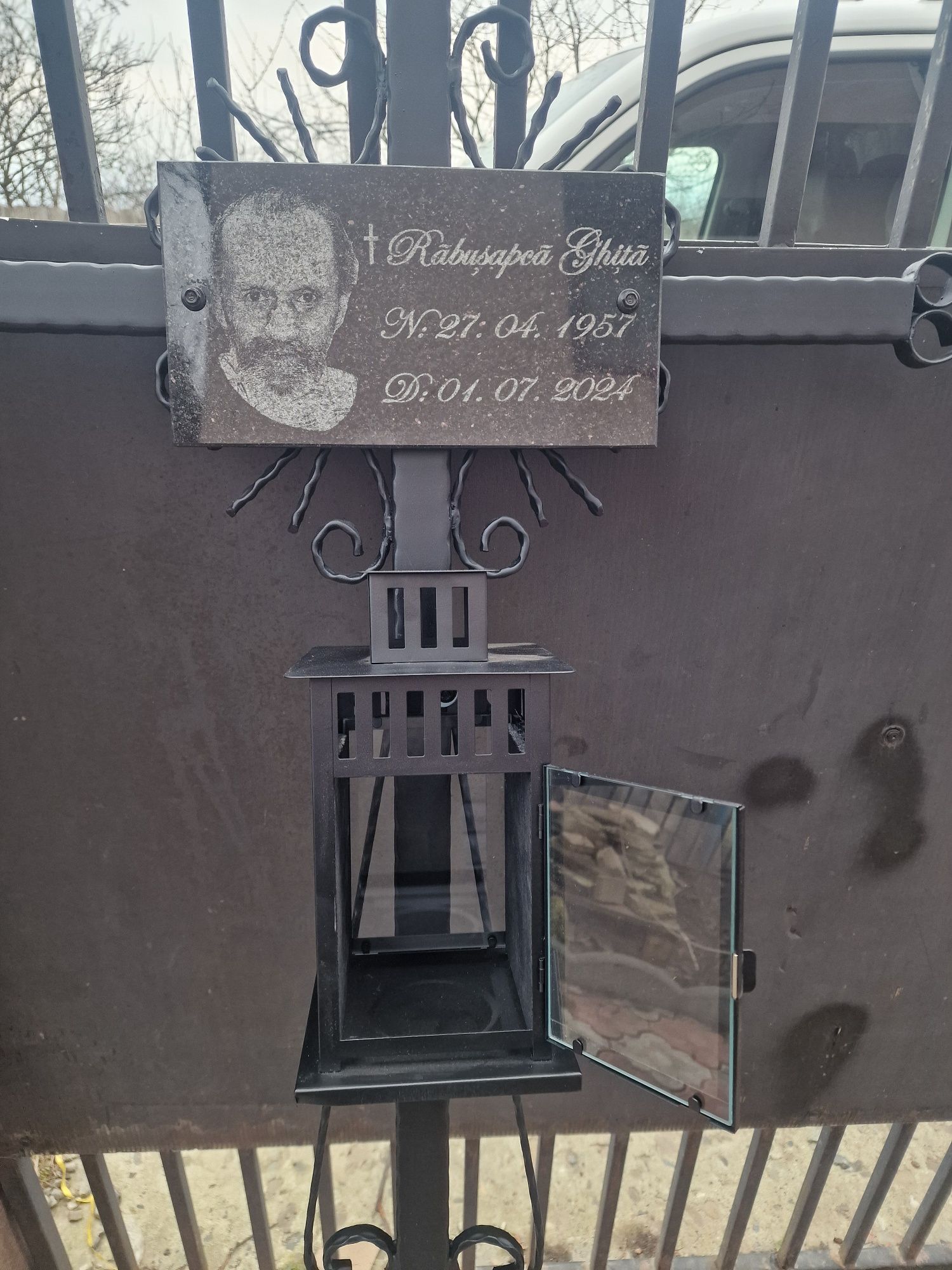 Cruce cimitir cu fotogravura  și felinar fier forjat si granit