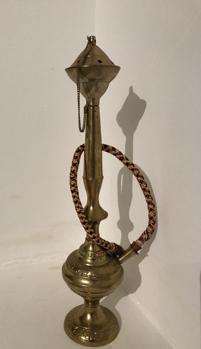 Narghilea decorativa aurie din metal