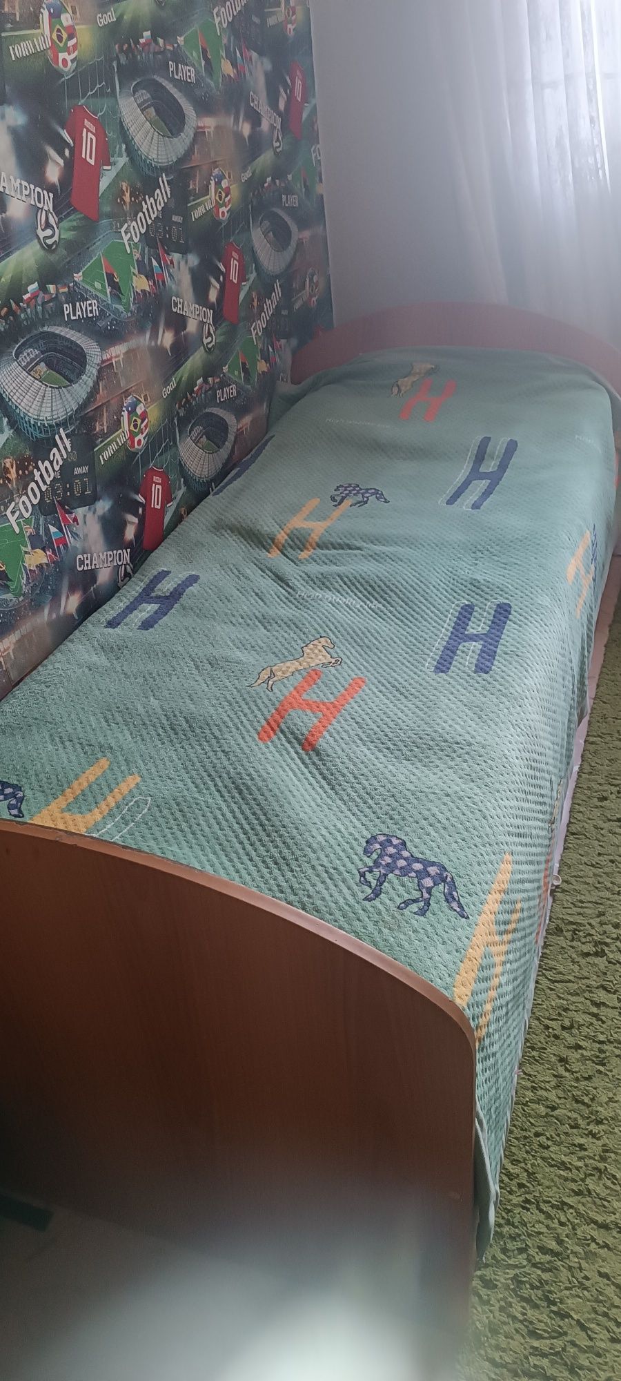 Стол со шкафом и кроватью