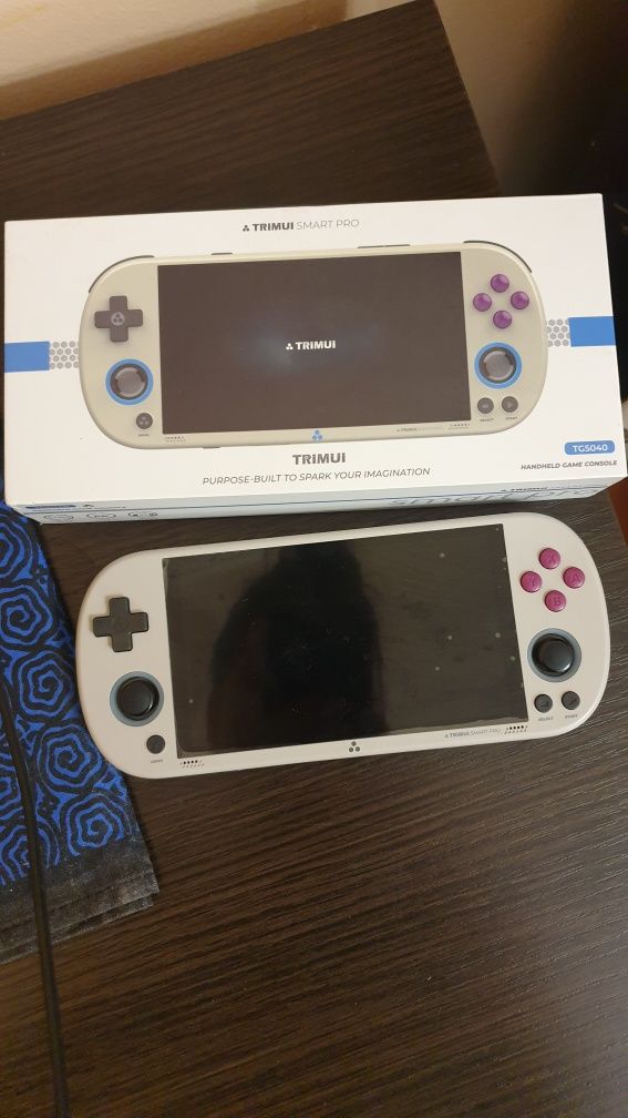 Продам игровую консоль Trimui