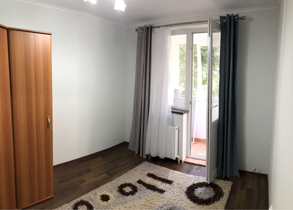 Proprietar vând apartament 3 camere, decomandat , parter, zonă centru.