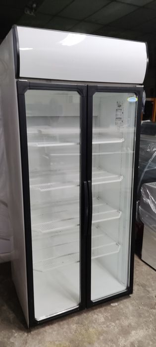 Вертикална хладилна витрина