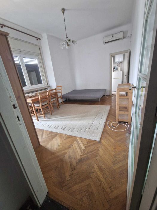 Garsoniera Piata Romana