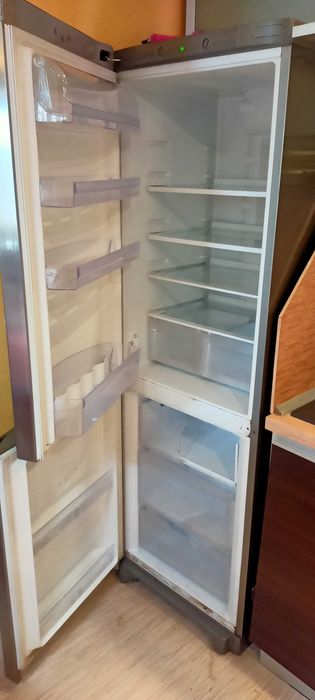 Хладилник с долен фризер работещ