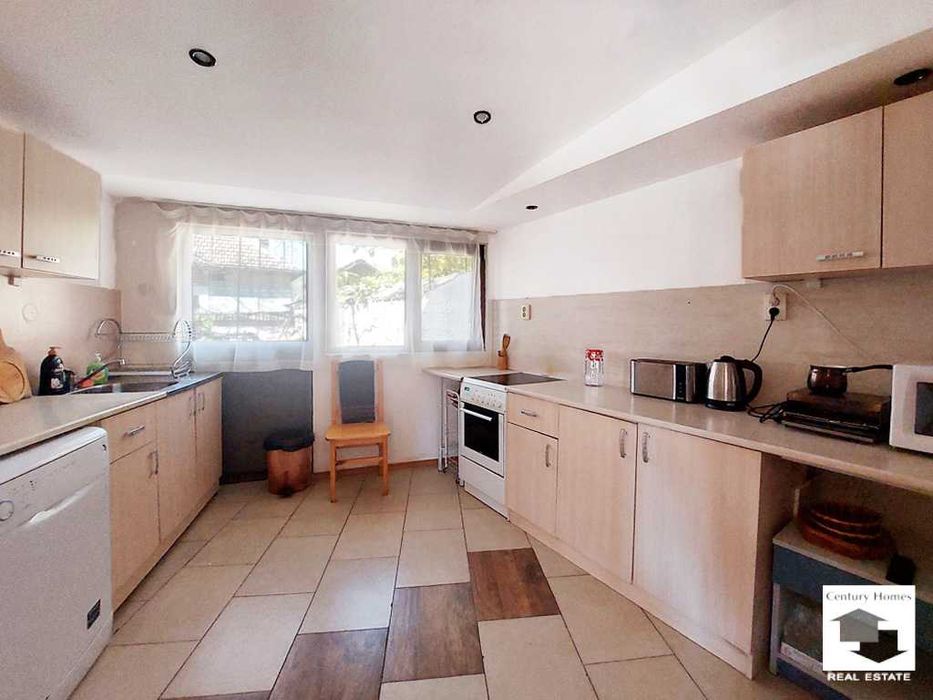 116249 Къща с 8 спални, механа и добре аранжиран двор в с. Емен