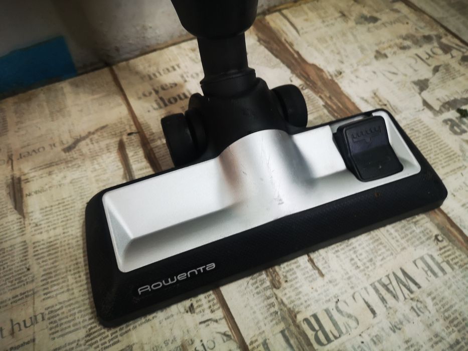 Vând aspirator vertical Rowenta Powerline Extreme Cyclonic