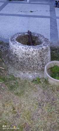 Автентичен кладенец геран бунар от ръчно дялан камък