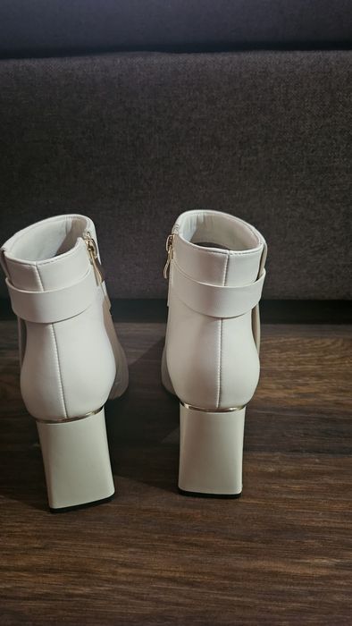 Бели боти от еко кожа