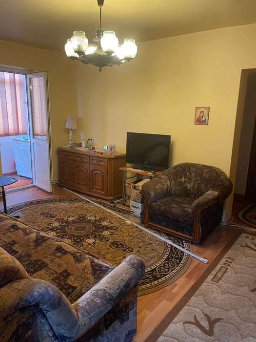 Vand canapea extensibila, masa, scaune, comoda cu sertare