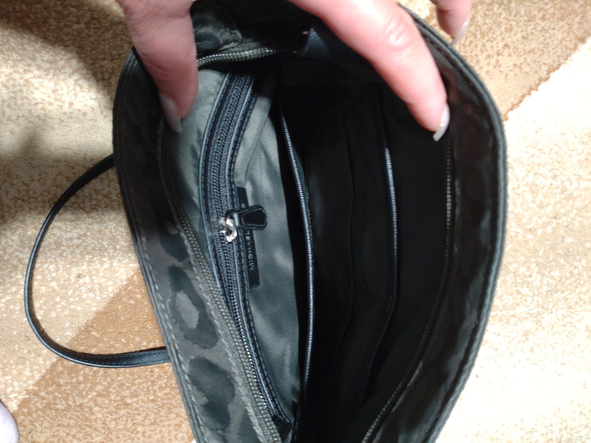 Новая привозная сумочка-почтальонка Michael Kors