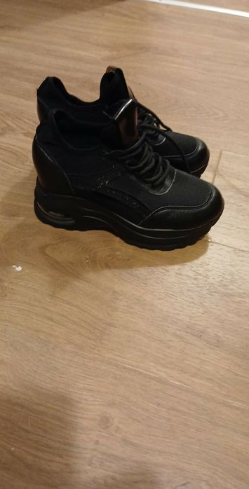 Чисто нови дамски обувки. Номер 37.