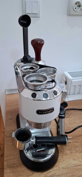 Кафемашина Delonghi Dedica EC 685.W
