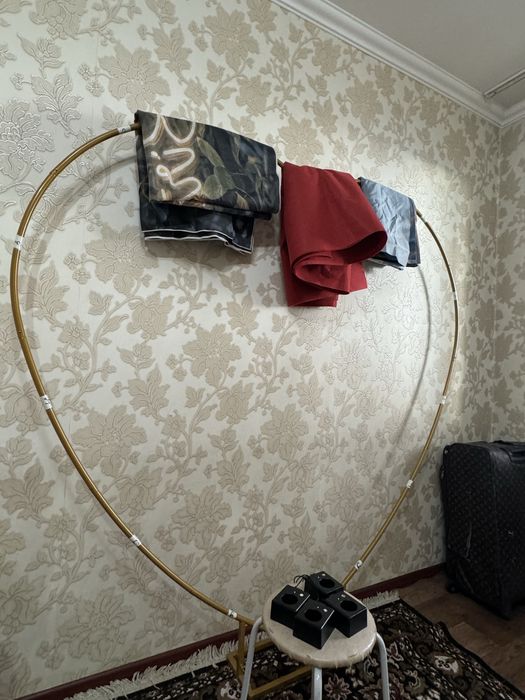 Продаются праздничные аксессуары (стойка, фонтан, лепестки)