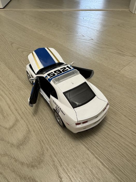 Masina metalica de politie la care se deschid usile si capota