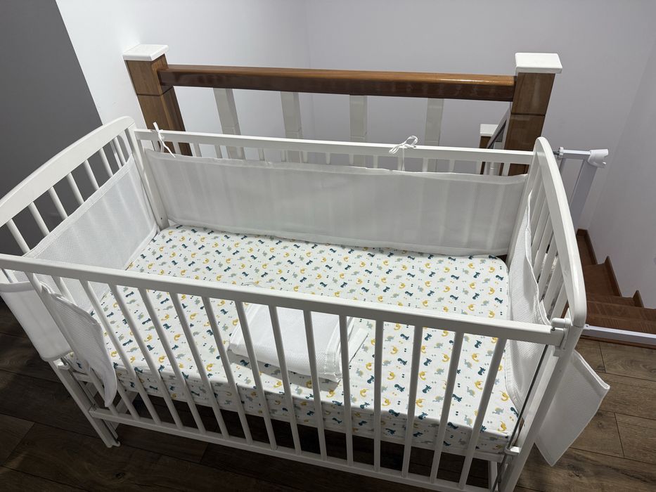 Patut din lemn 120x60 cm cu saltea, lateral culisant