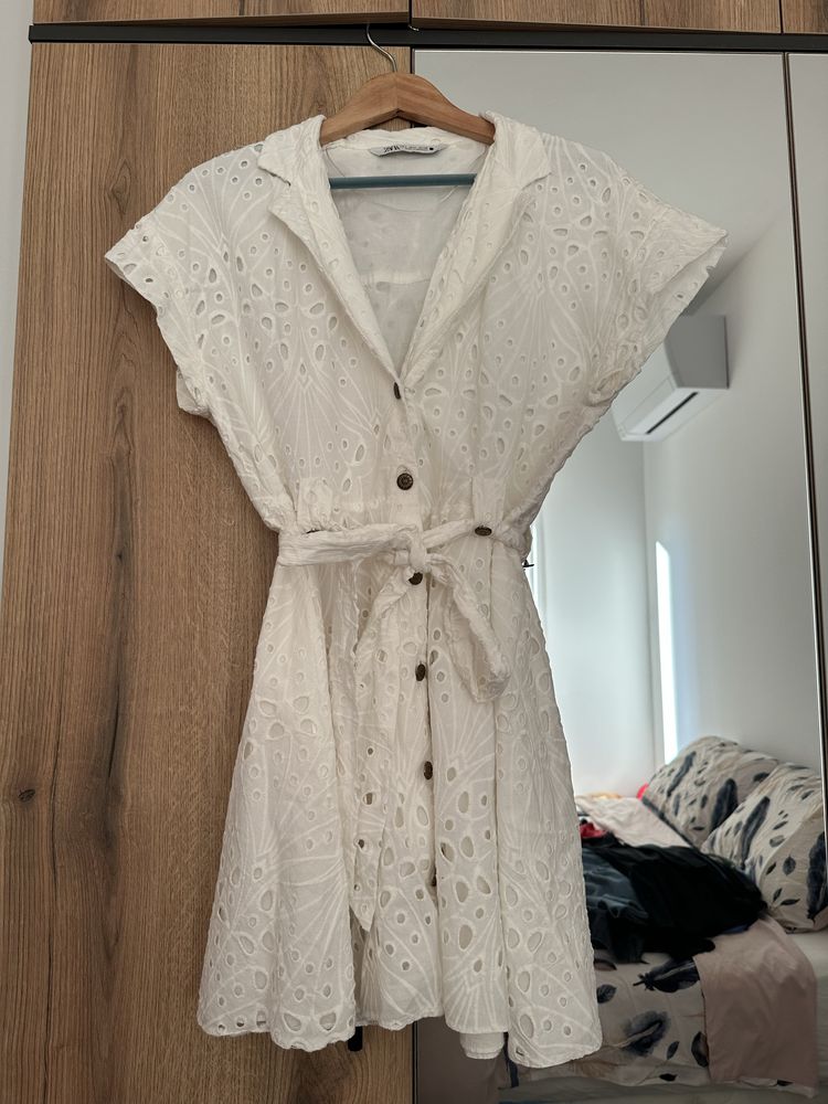 Бяла рокля ZARA.