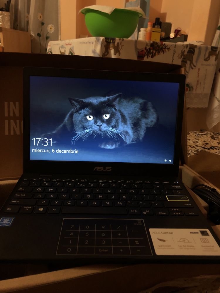 Laptop ASUS E210M impecabil