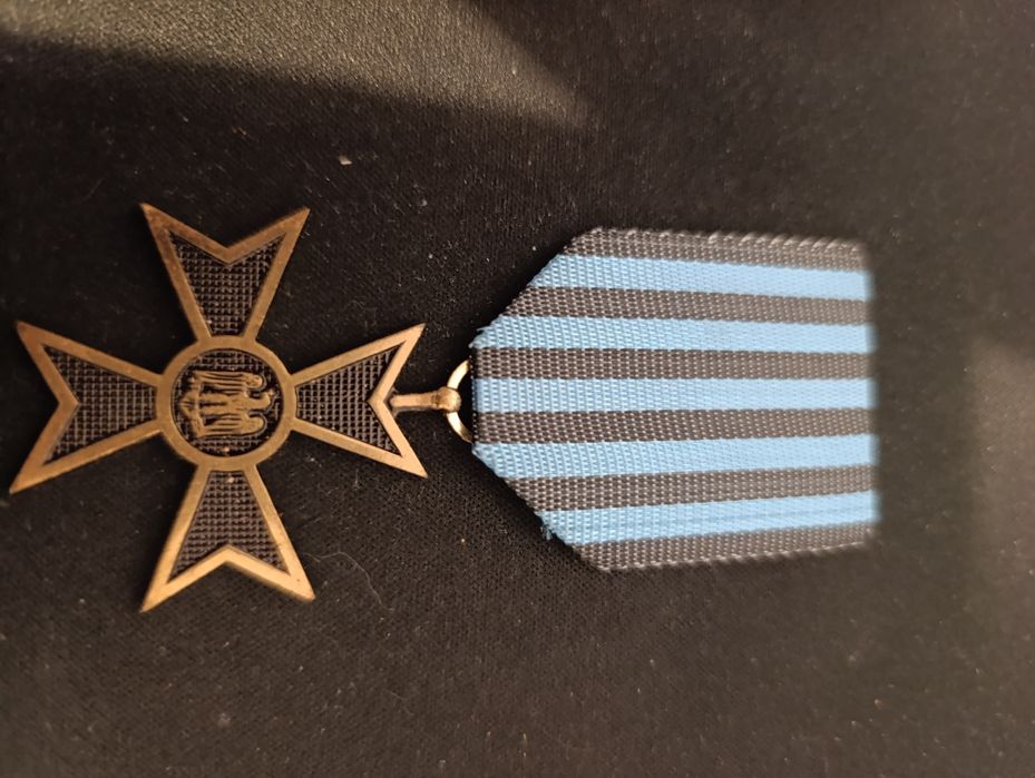 Vând un lot interesant de piese de faleristică (medalii și insigne), i