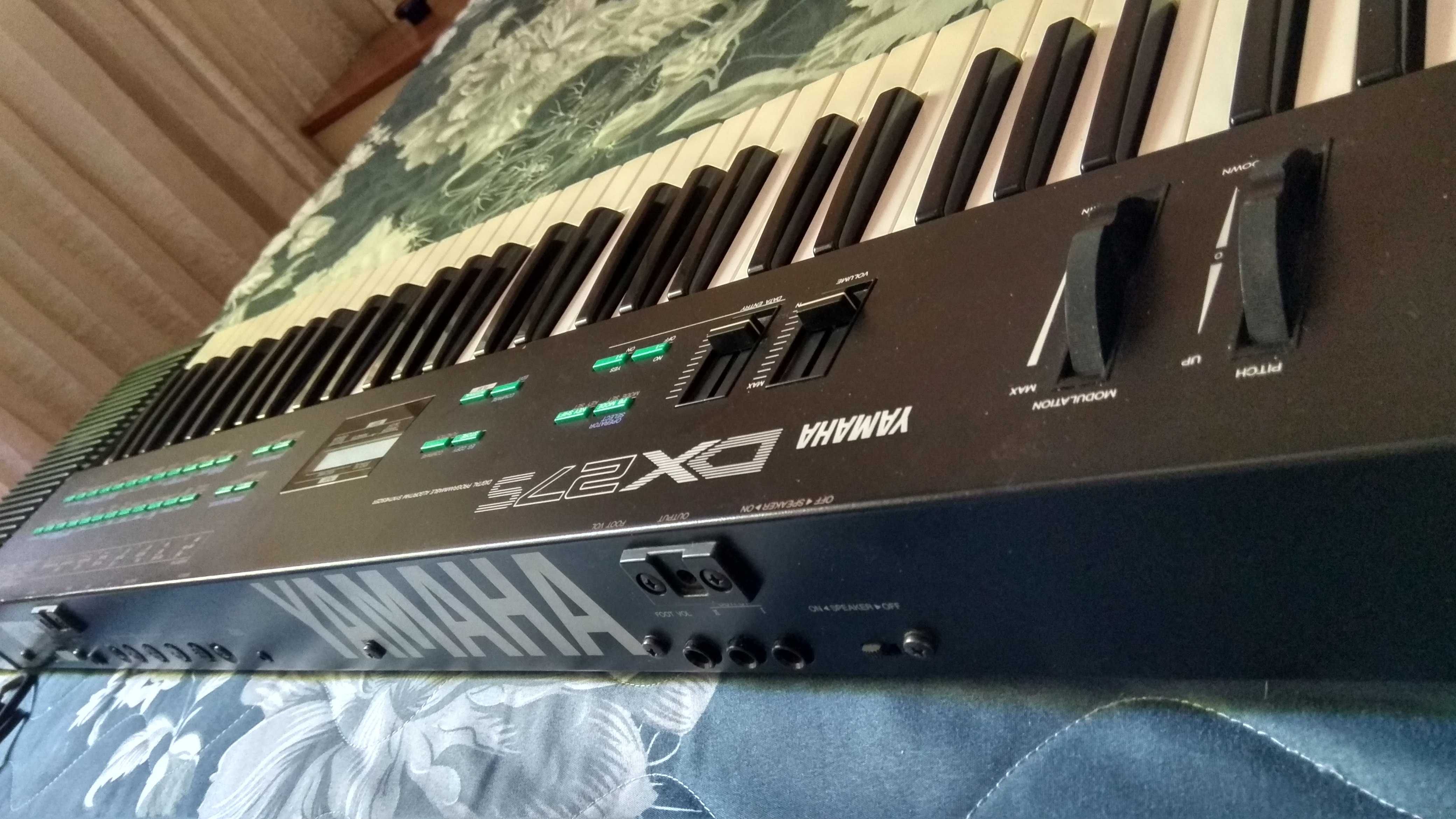 Професионален синтезатор Yamaha DX27S