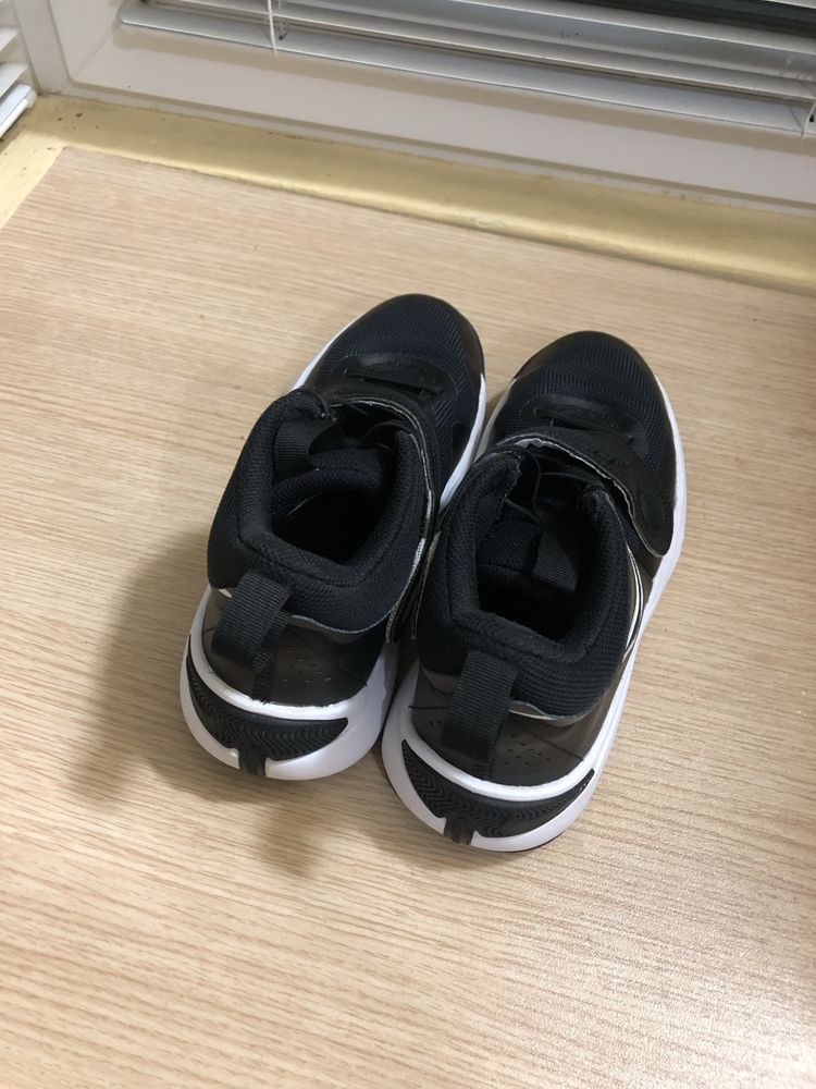 Обувки nike.