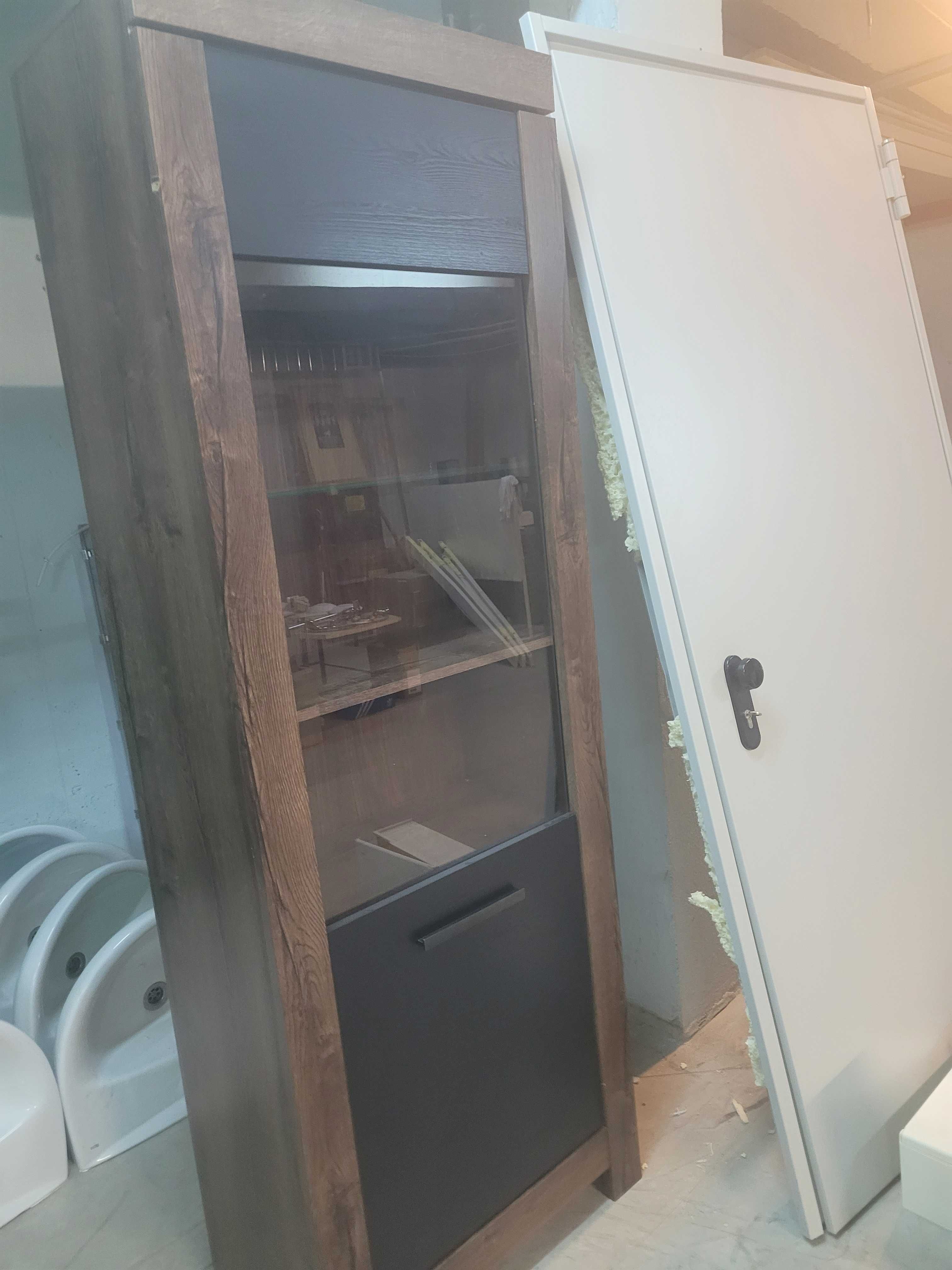 Продавам кафяв шкаф