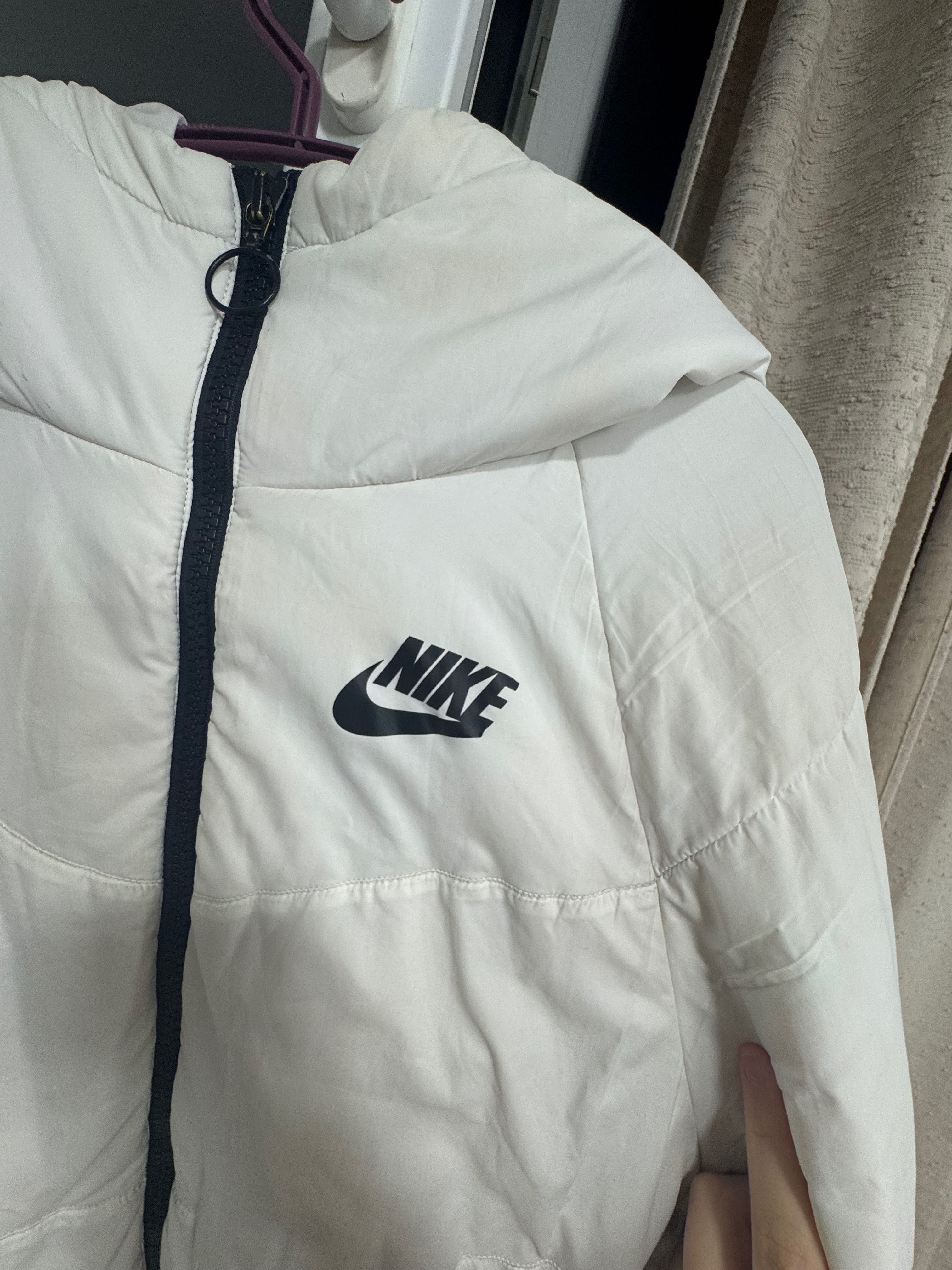 Зимно бяло оригинално яке на nike
