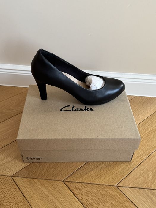 Чисто нови обувки Clarks висок ток