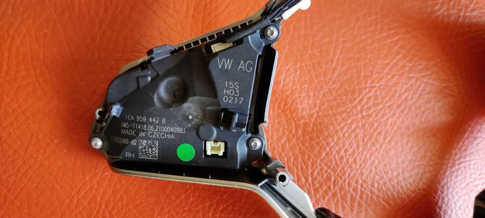 Vand Trim cu comenzi touch pentru volan VW produs original second-hand