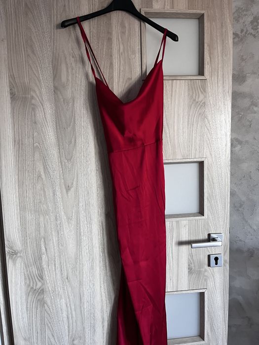 Rochie rosie cu spatele in X