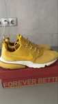 Vand adidasi Nike