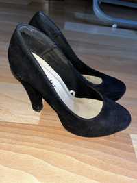 Черные велюровые туфли на высоком каблуке