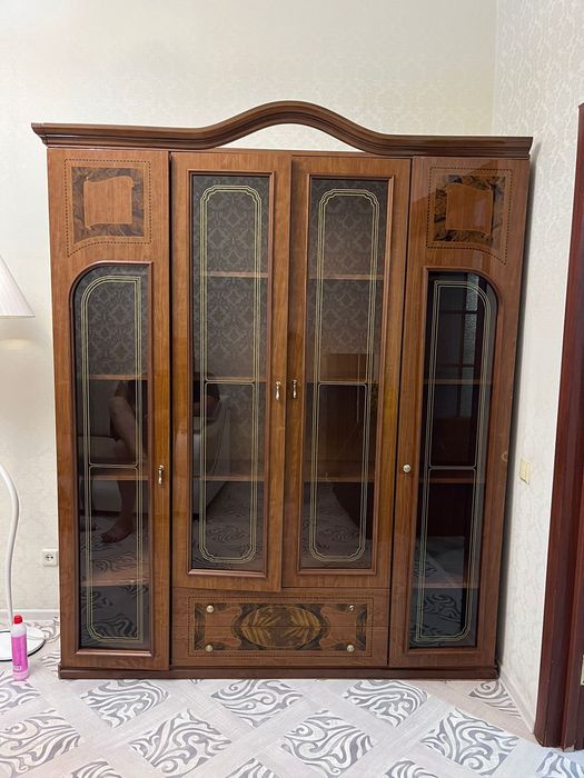 Продам Шкаф сервант