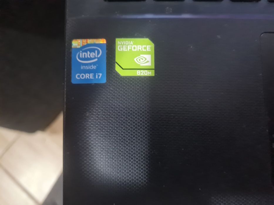 Vând laptop procesorul este i7